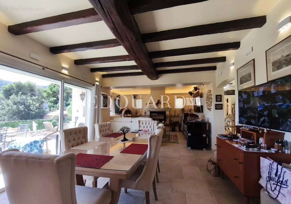 Splendide propriété de 300 m² en excellent état avec home cinéma, superbe piscine et pool house - photo 14