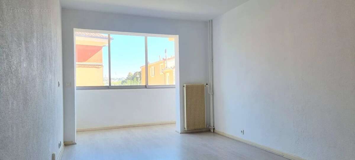 Appartement à SAINT-LAURENT-DU-VAR