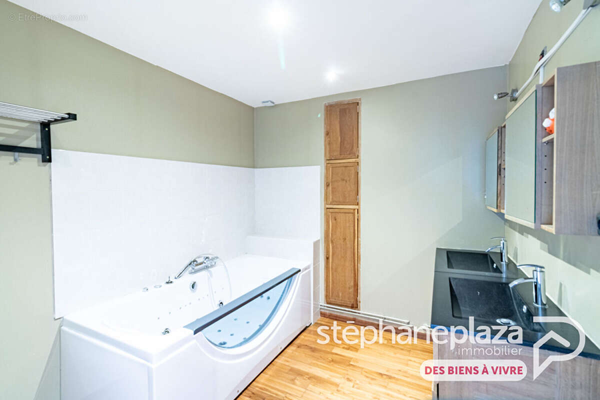 Maison à LESCHEROUX