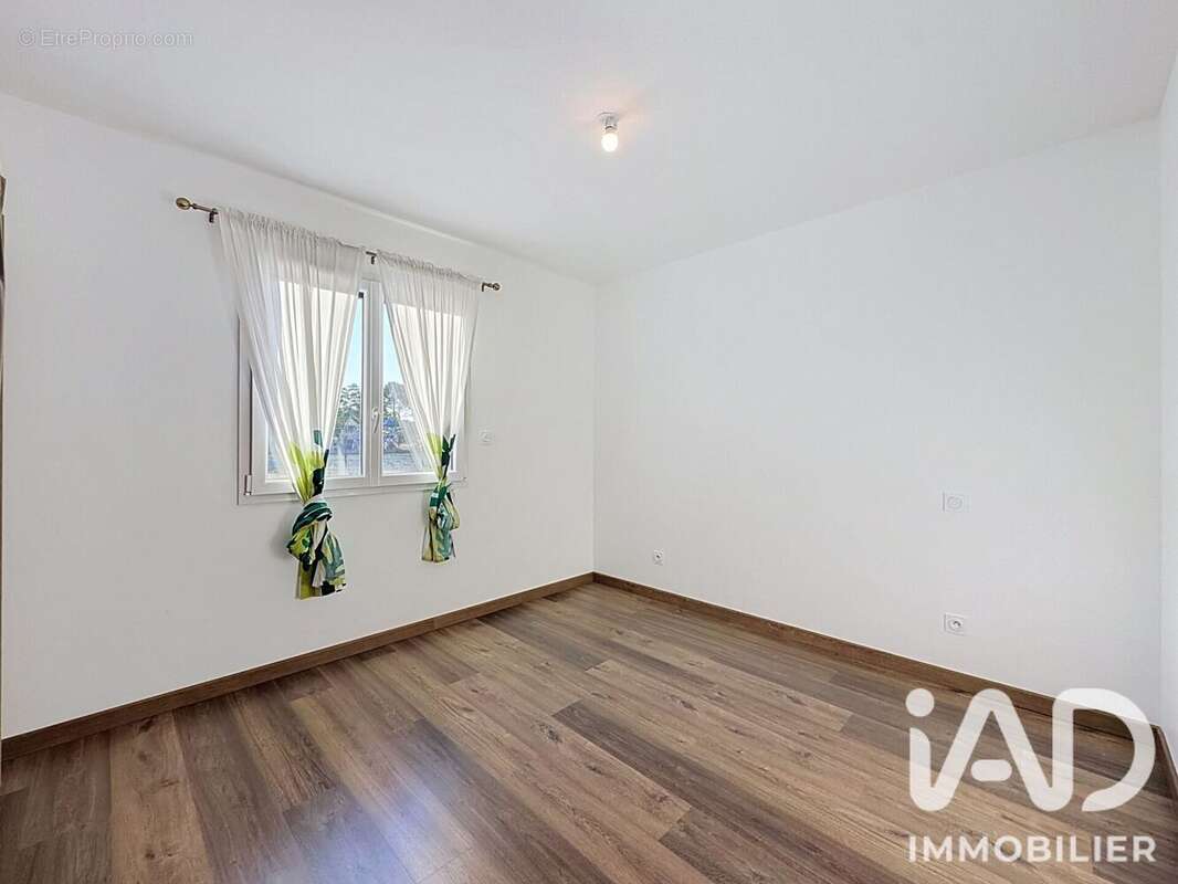Maison 106 m² à Bussac-Foret  - photo 9