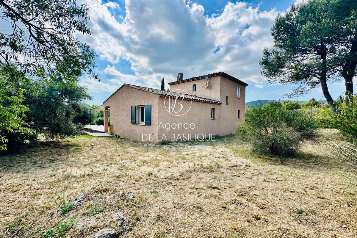 Maison 115 m² à Saint-Maximin-La-Sainte-Baume  - photo 2