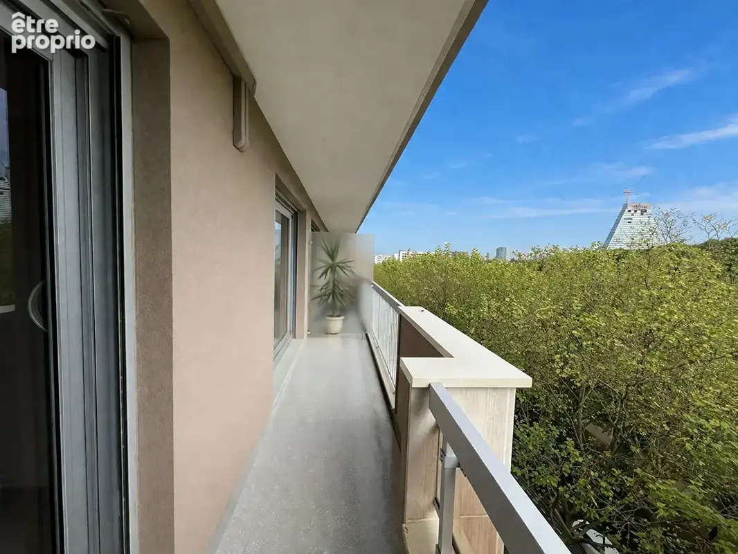 DERNIER ETAGE  Vue sur le Parc du Lycée MICHELET -- 4 PIECES - 3 Chambres,  double balcons,  cave et garage inclus. - photo 4