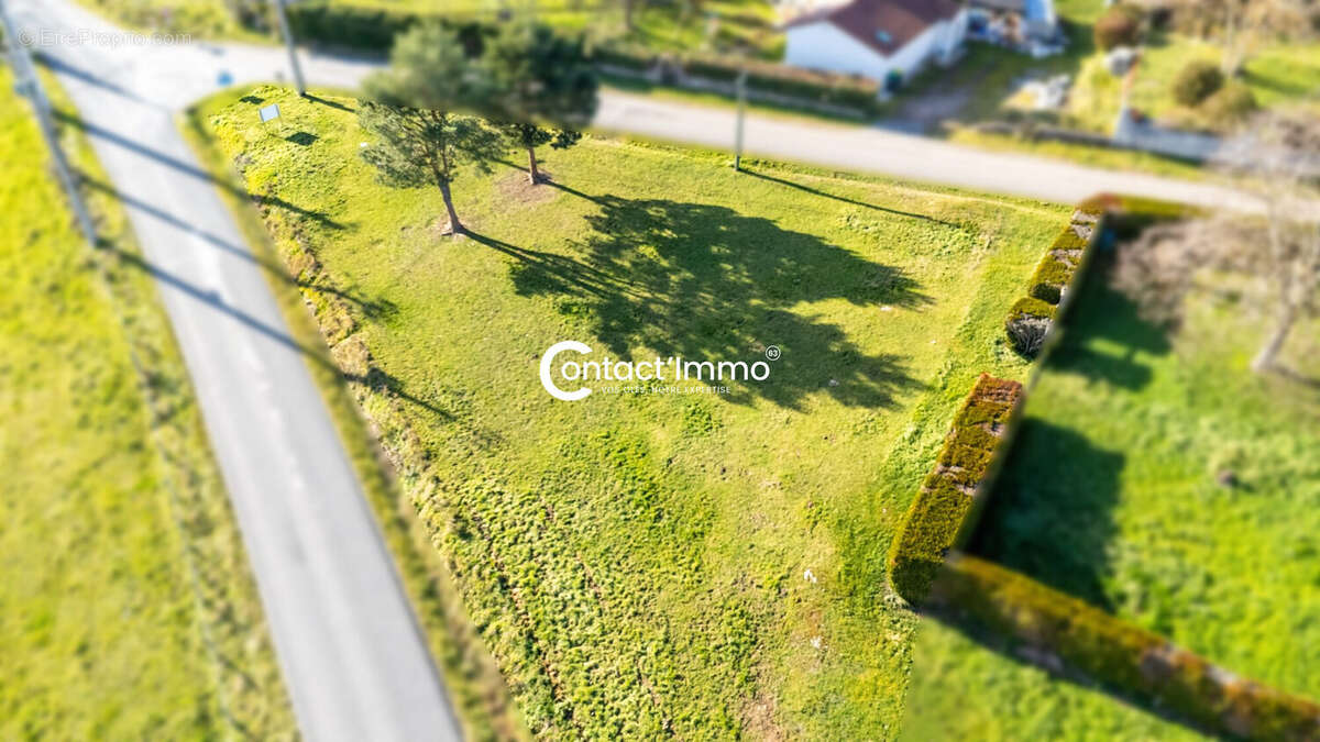 Terrain à CHARBONNIERES-LES-VIEILLES