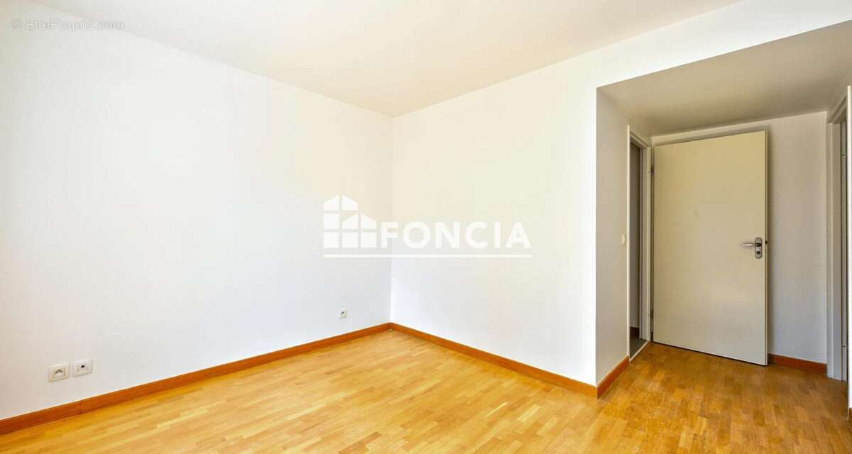 Appartement en duplex avec 2 places de parkings proche des écoles, des commerces et des transports - photo 5