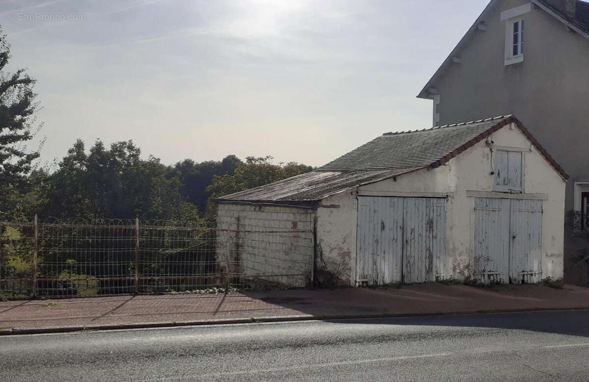 Le garage - Maison à LA COQUILLE