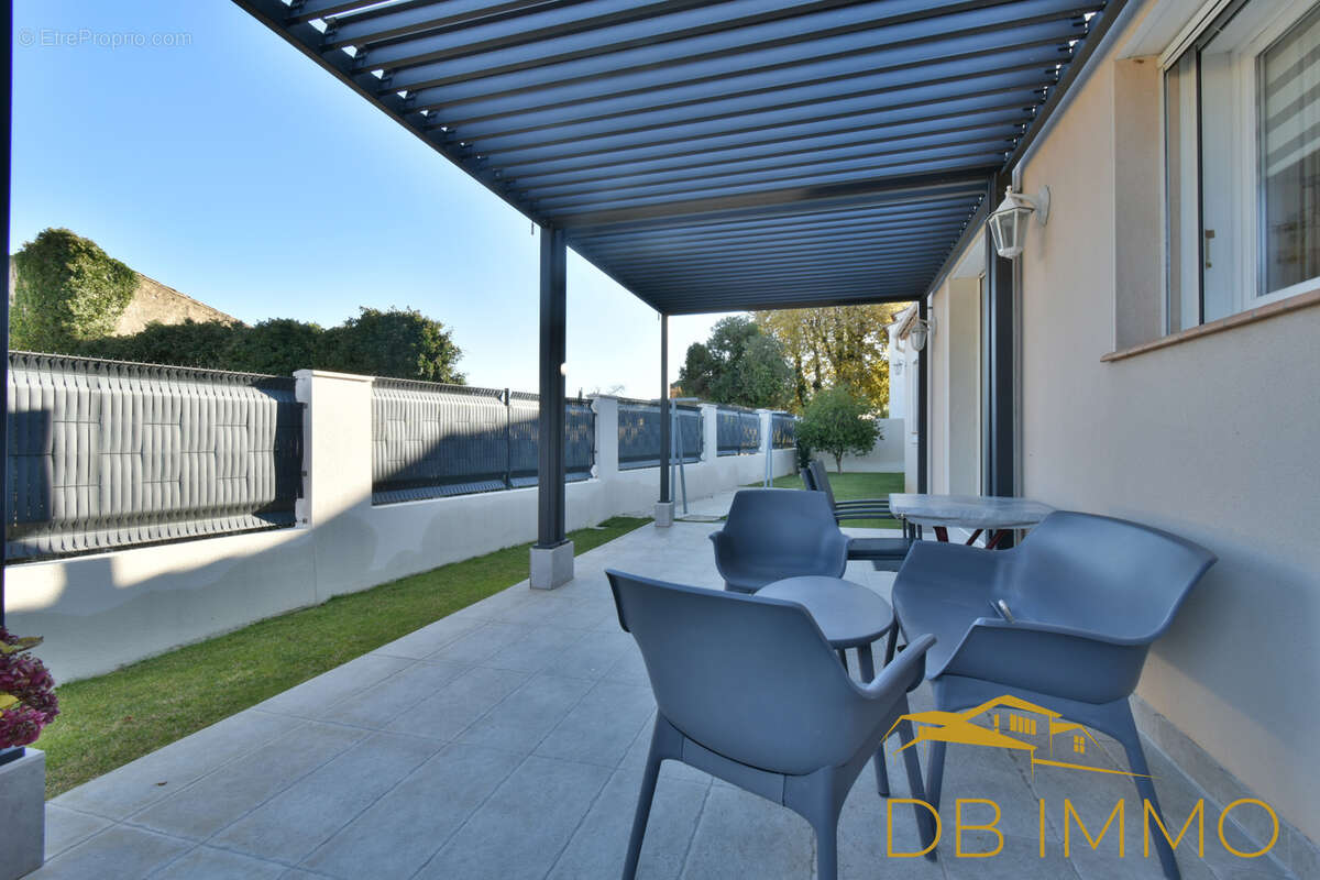 Maison à SAINT-LAURENT-DES-ARBRES