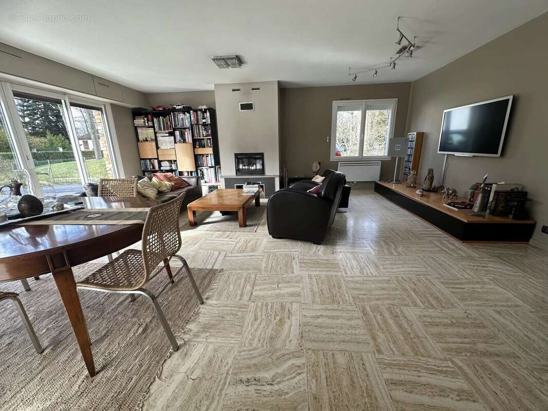 Maison à LE MESNIL-SAINT-DENIS