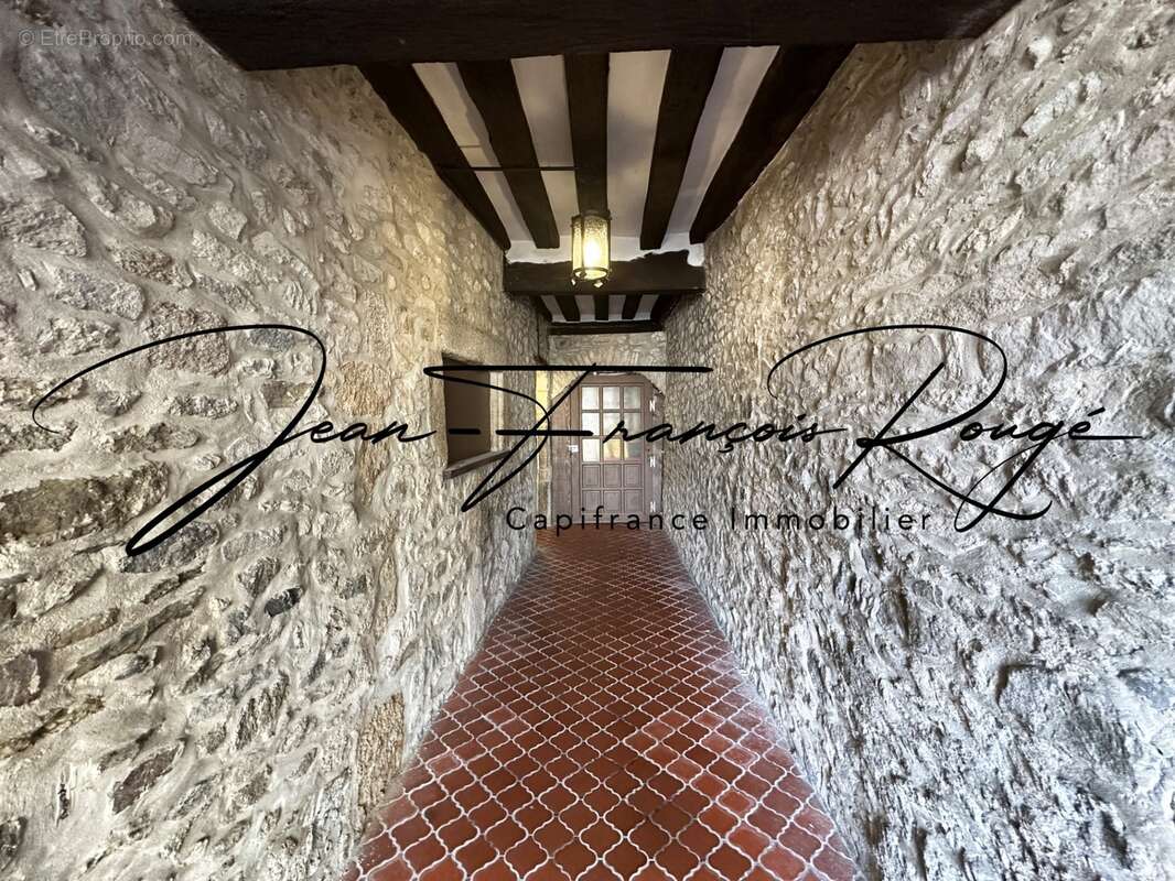 Face à l'église Saint-Pierre, appartement T3 de 72 m², dans une petite copropriété !!! - photo 2