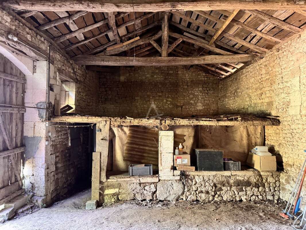 ttenaAuthentique maison charentaise à rénover avec dépendances et beau potentiel d'agrandissement - photo 4