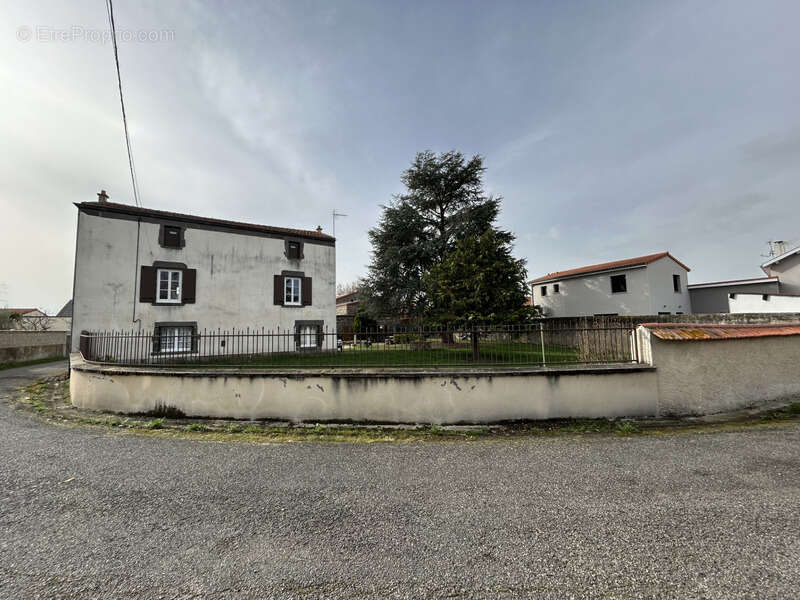 Maison à SAINT-BEAUZIRE