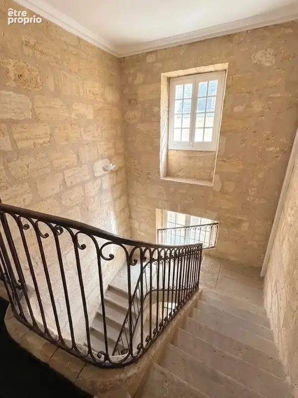 Bx Historique - Quartier Grosse Cloche - T1 TBE dans Immeuble en Pierre - photo 3