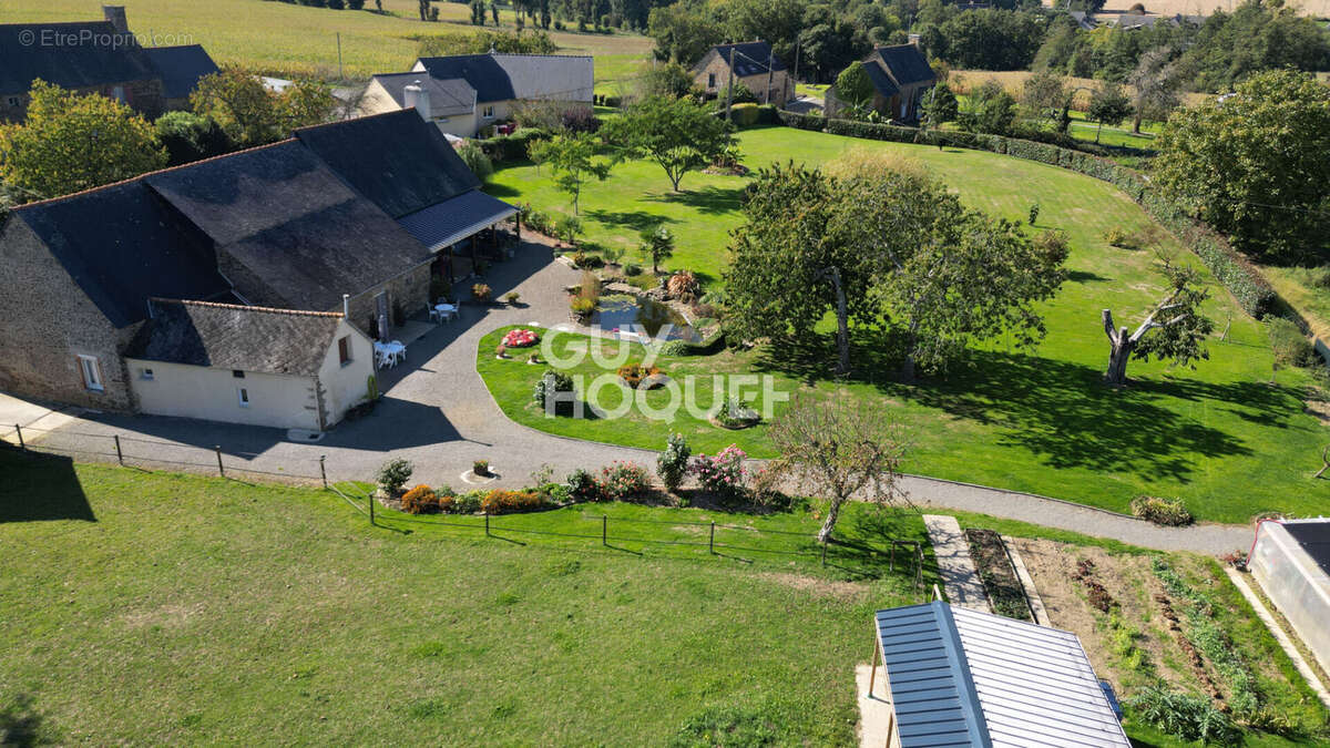 Maison à BAZOUGES-LA-PEROUSE