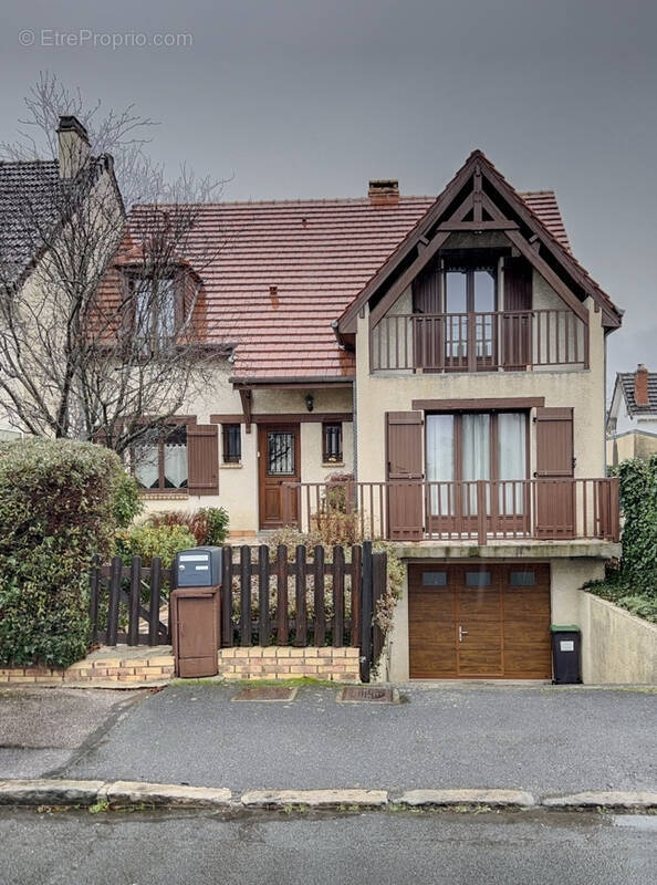 Maison à SAINTE-GENEVIEVE-DES-BOIS