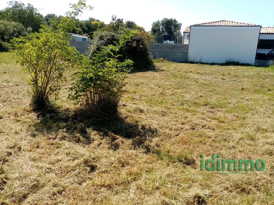 Beau terrain constructible de 788 m2 viabilise. a 10 mn de la jarrie.centre bourg tous commerces, ecoles et co - photo 2