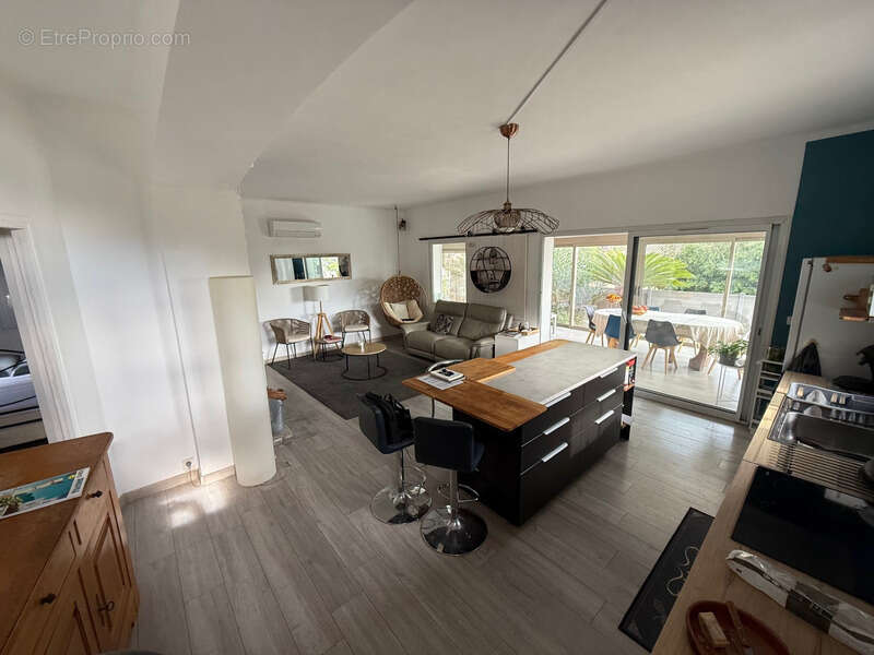 Villa rénovée vue mer à vendre LES ISSAMBRES (83) - photo 9
