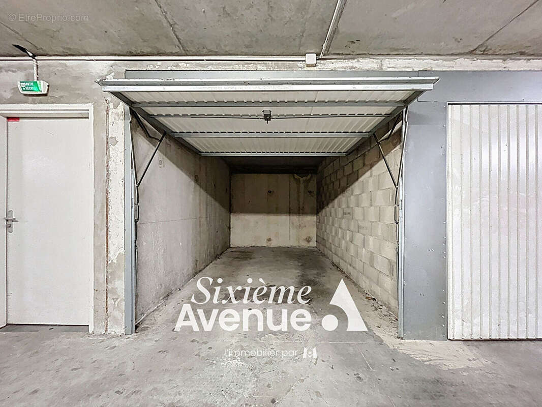 Parking à DECINES-CHARPIEU