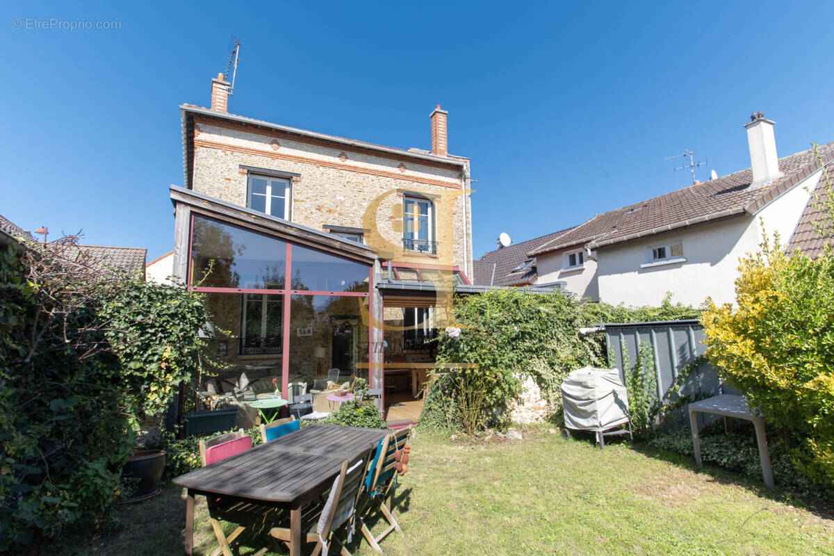 Maison à CHEVRY-COSSIGNY