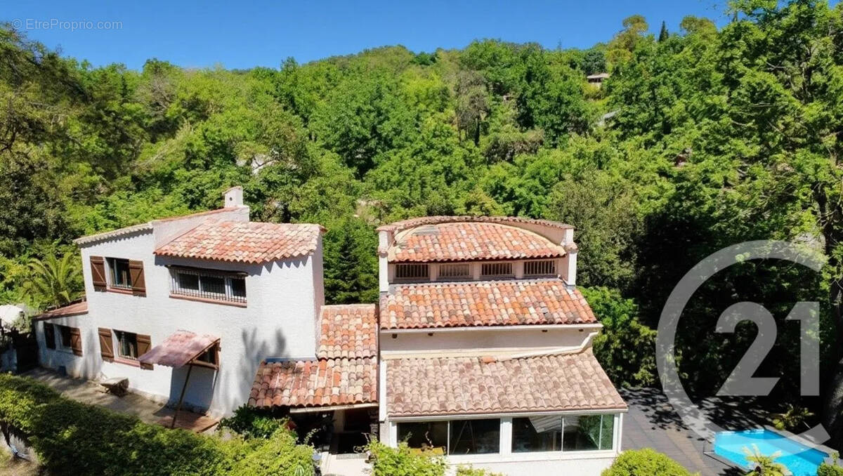 Maison à CHATEAUNEUF-GRASSE