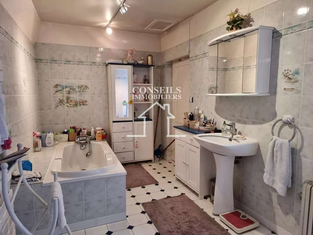 Maison à VILLENEUVE-SUR-YONNE