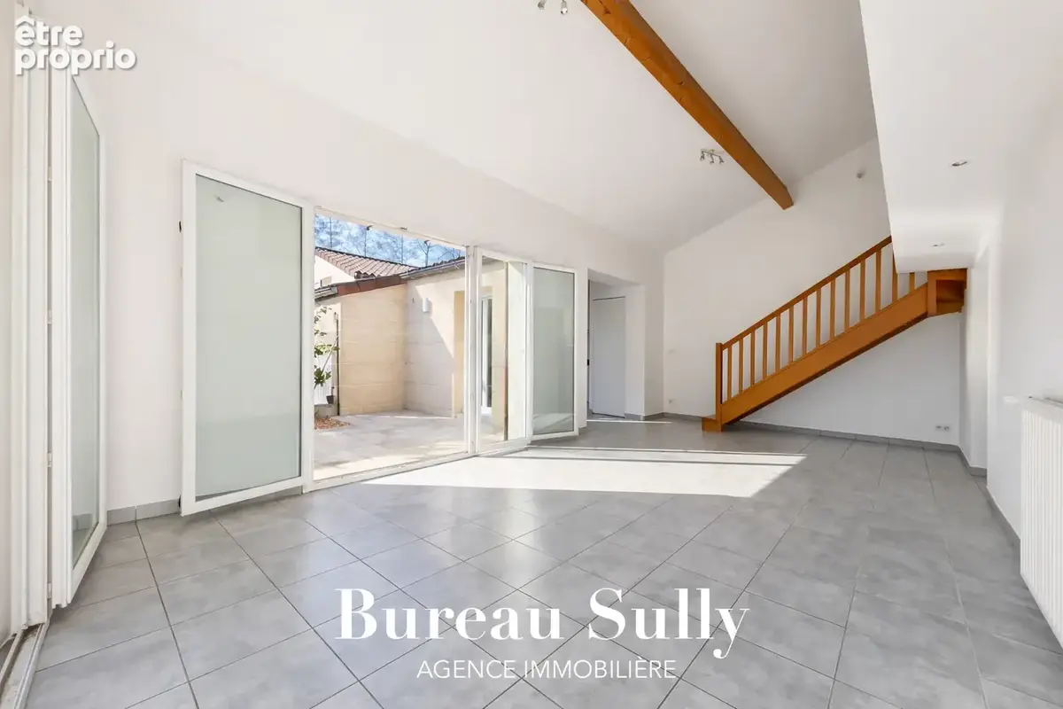 Limite GENAY sur MASSIEUX / Maison T4 (90m2 hab) sur 329m2 de terrain clos arboré parking. TB état - photo 12