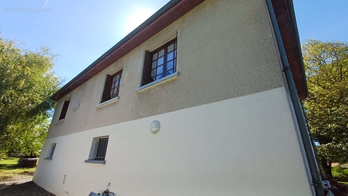 Maison à CREUZIER-LE-VIEUX