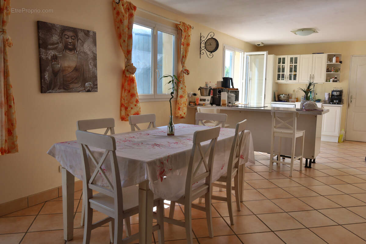 Maison Type 6 - 121,14 m2 habitables - Terrain 923 m2 - Garage - Piscine - photo 7