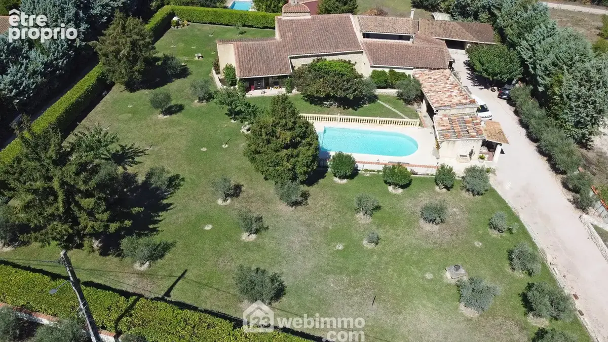 La villa sur son terrain de 3647 m² - Maison à GRAVESON