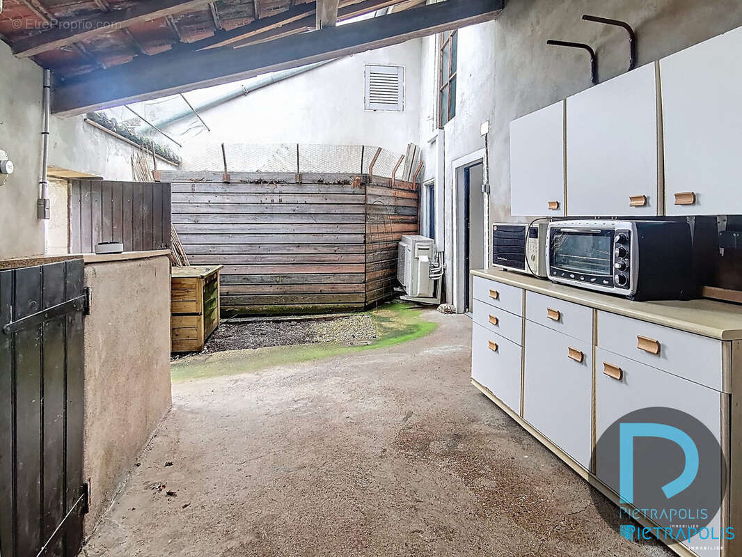 cour intérieure accès parc - Maison à PONT-DE-VEYLE