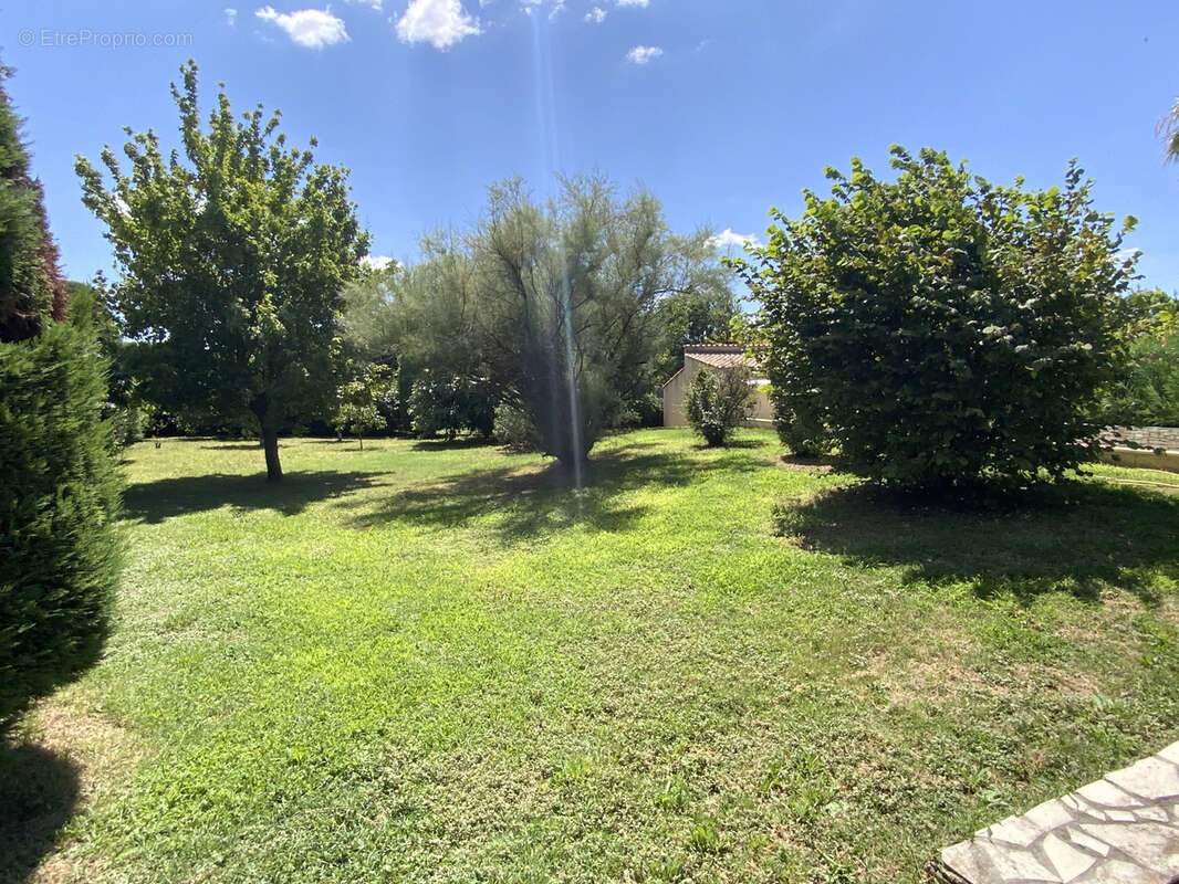 Villa de plain pied sur un terrain de 2300 m2 avec piscine. - photo 17