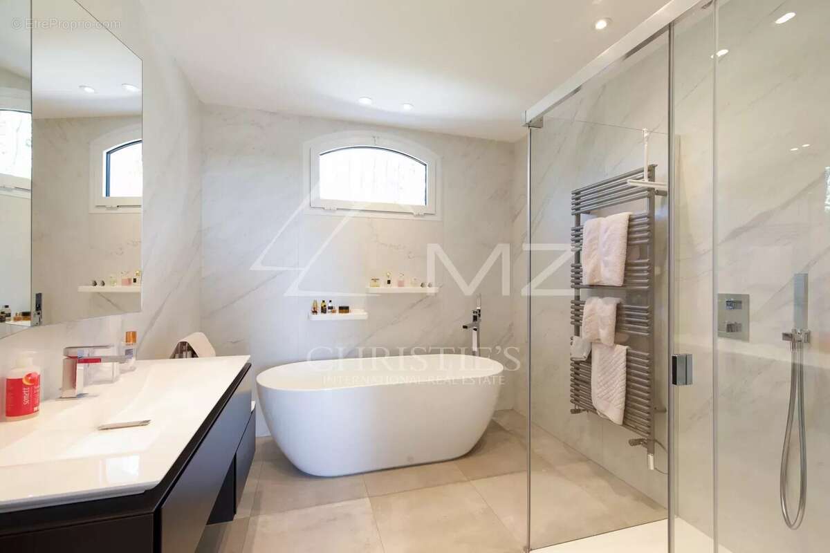 Maison à LA ROQUETTE-SUR-SIAGNE