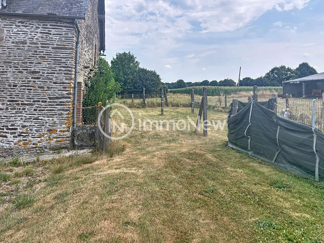 Maison en pierre a renover 100 m2 avec un terrain de 1400 m2 environ et dependances - photo 11