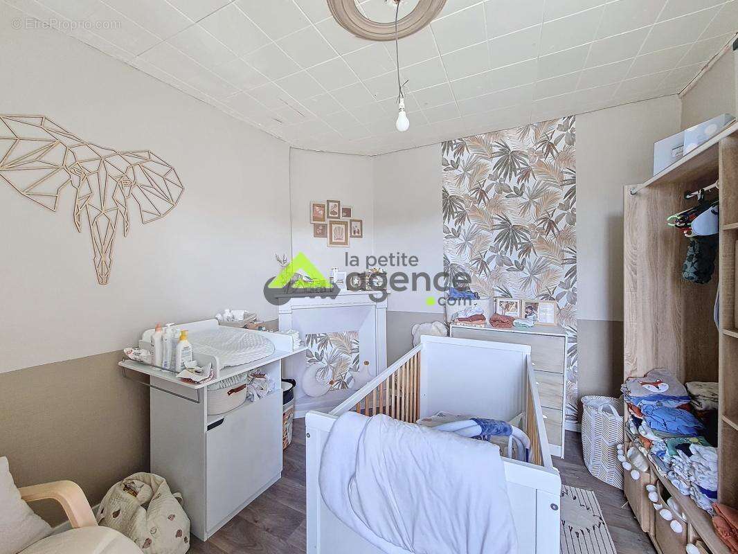 Maison à LA CHAPELLE-TAILLEFERT