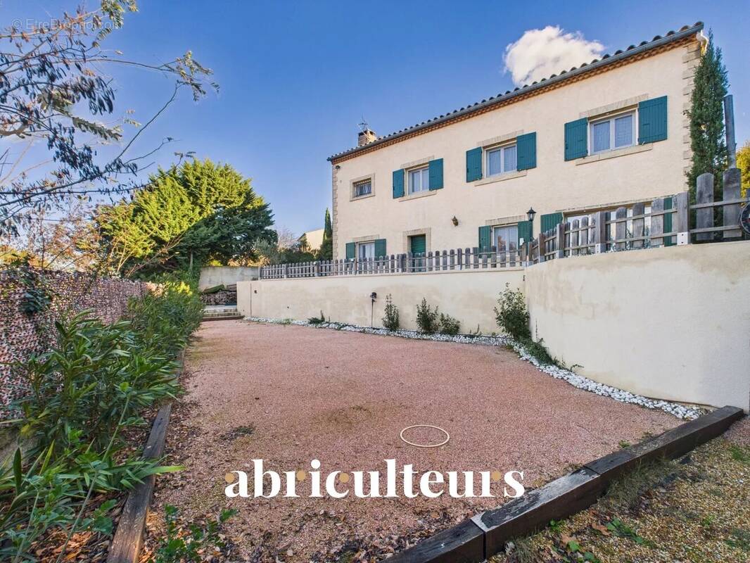 Maison à LA ROQUE-D&#039;ANTHERON