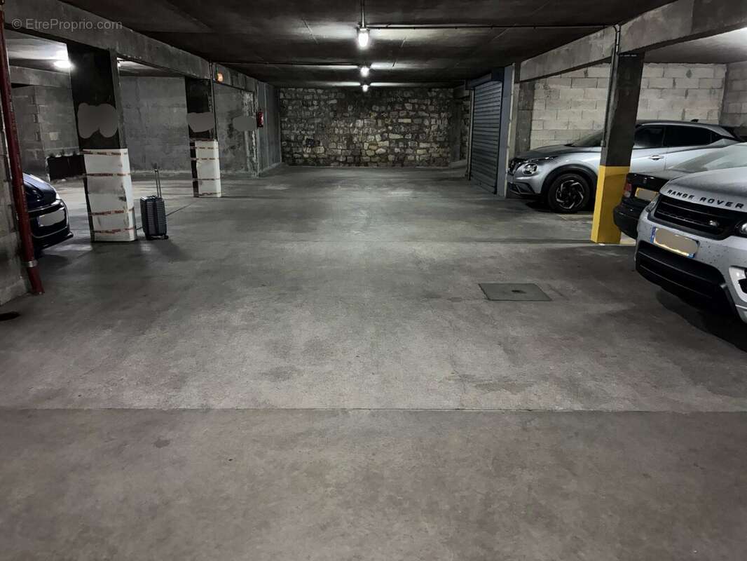 Parking à PARIS-17E