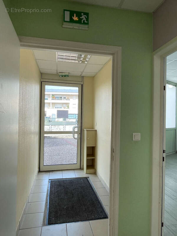 Local professionnel  à Saint Aubin lès Elbeuf 84 m² - photo 4