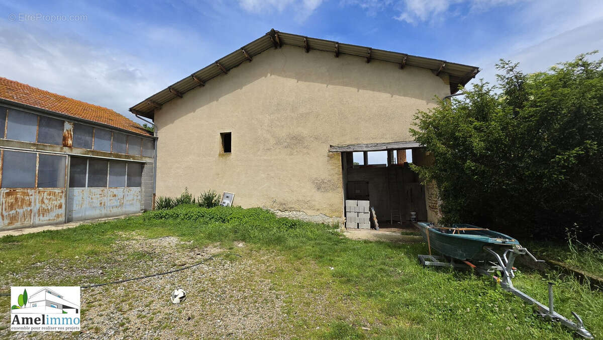 Hangar de 140m² pouvant être aménagé (ouvert sur la cour) - Maison à MOISSIEU-SUR-DOLON