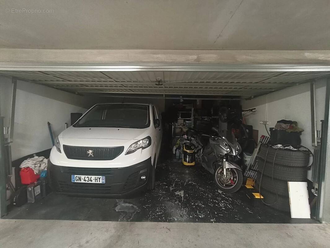 Parking à SAINT-LAURENT-DU-VAR