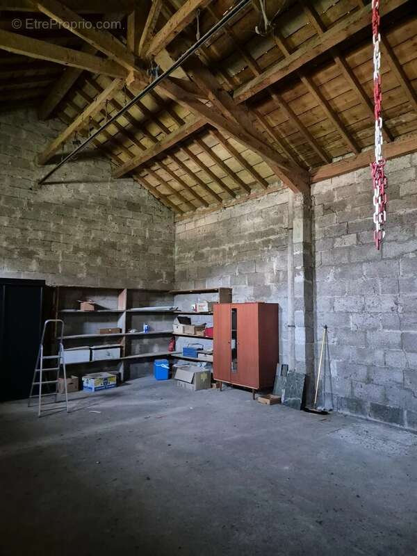 Maison en pierre sur trois niveaux avec dépendances et terrain - photo 10