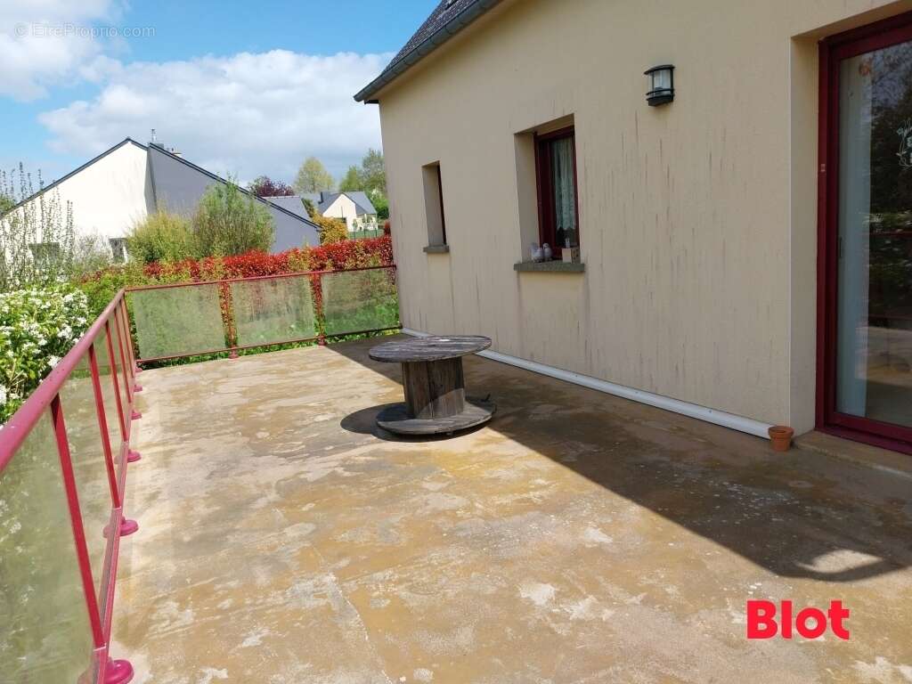 Maison à MONTOURS