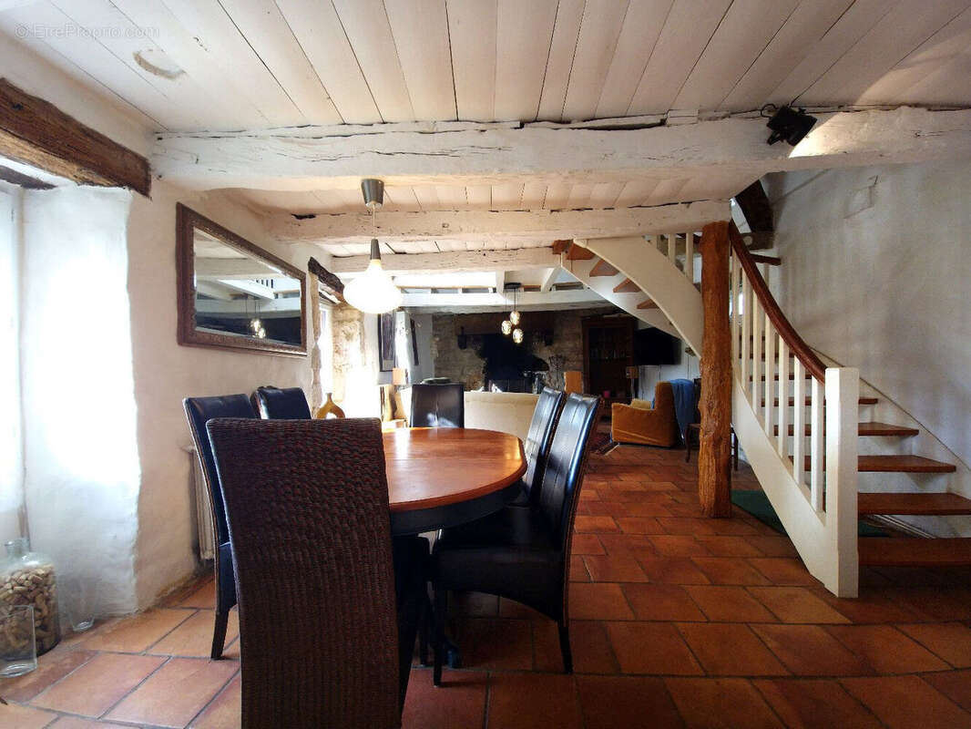 Maison et dépendances dans un hameau proche de Caylus - photo 5