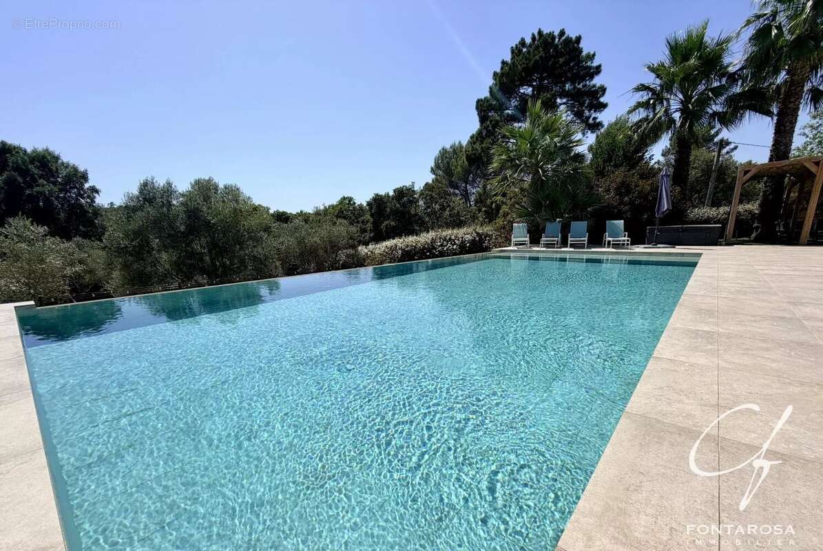 Maison à ROQUEBRUNE-SUR-ARGENS