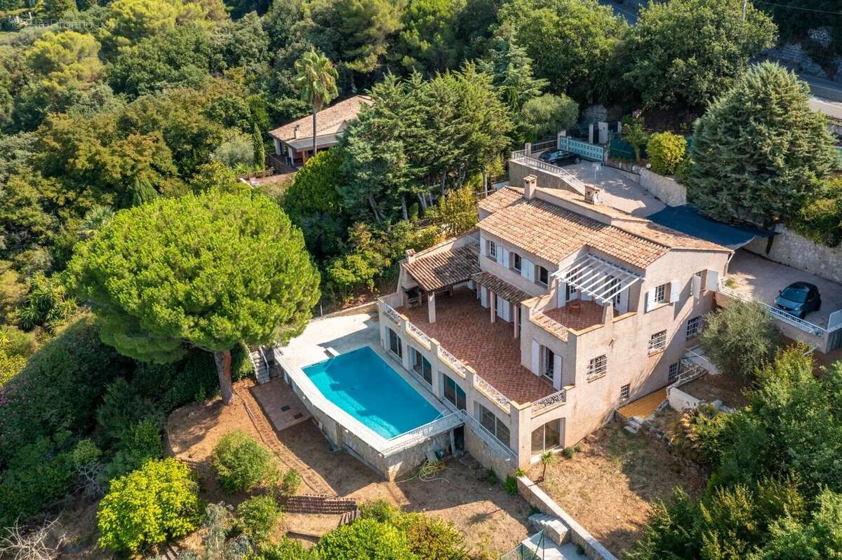 À vendre – Spacieuse villa familiale avec piscine à Saint-Paul de Vence - photo 6