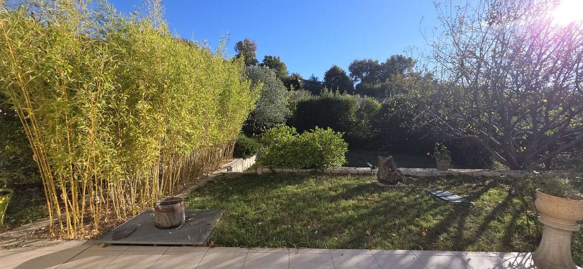 Maison à CHATEAUNEUF-VILLEVIEILLE