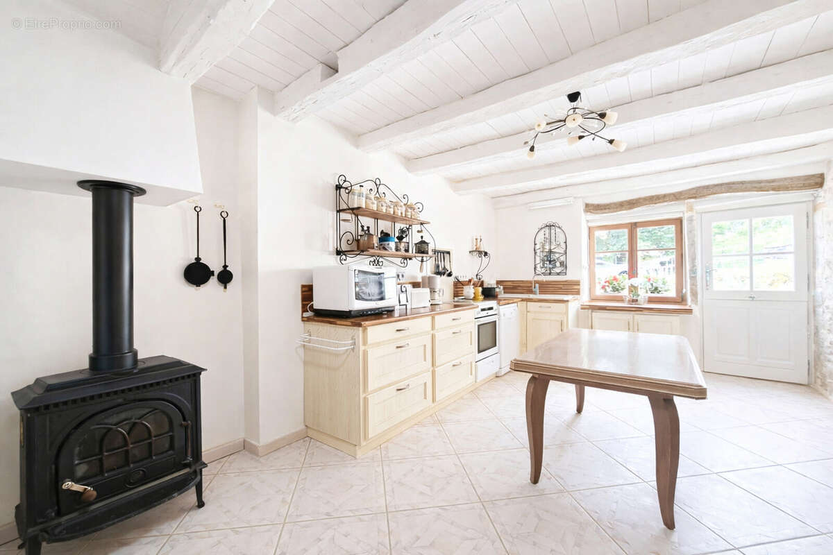 Maison en pierre rénovée à Ladoye Sur Seille (39210), 6 701m² de terrain en bord de rivière - photo 2
