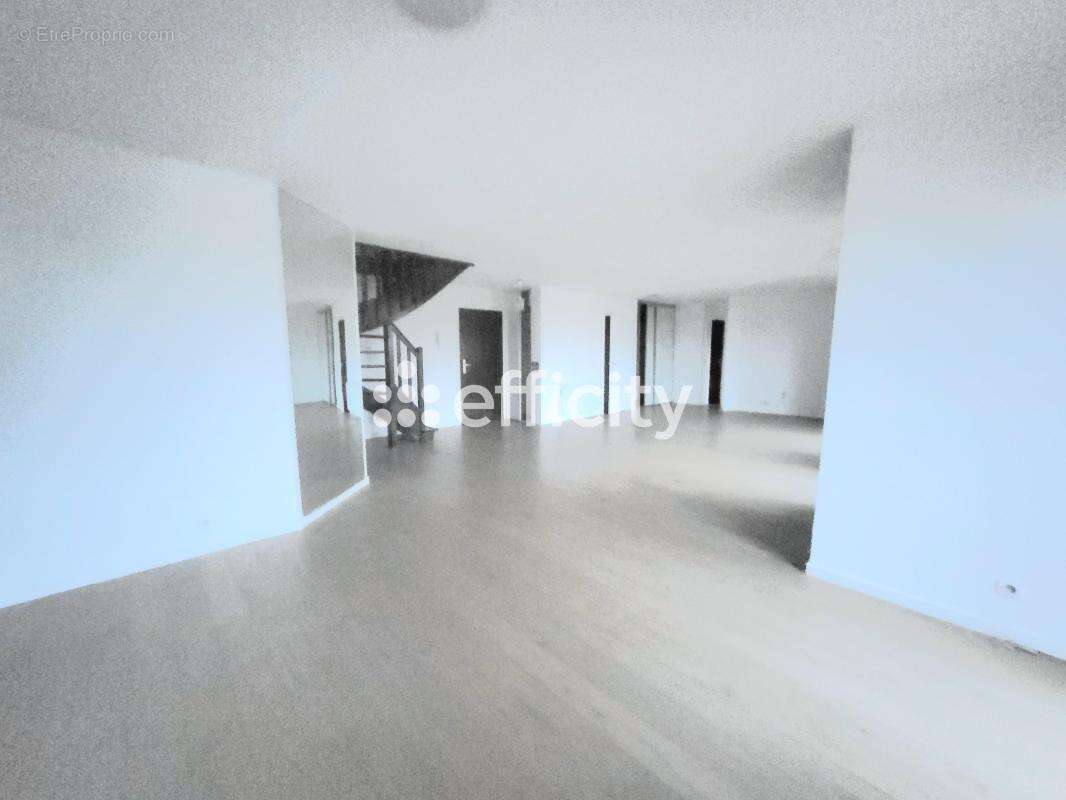 Appartement à VILLENEUVE-LA-GARENNE