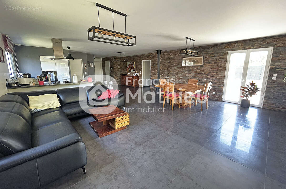 Relevant - Maison T5 avec piscine, garage, dépendance et terrain d'environ 1031m2. - photo 7