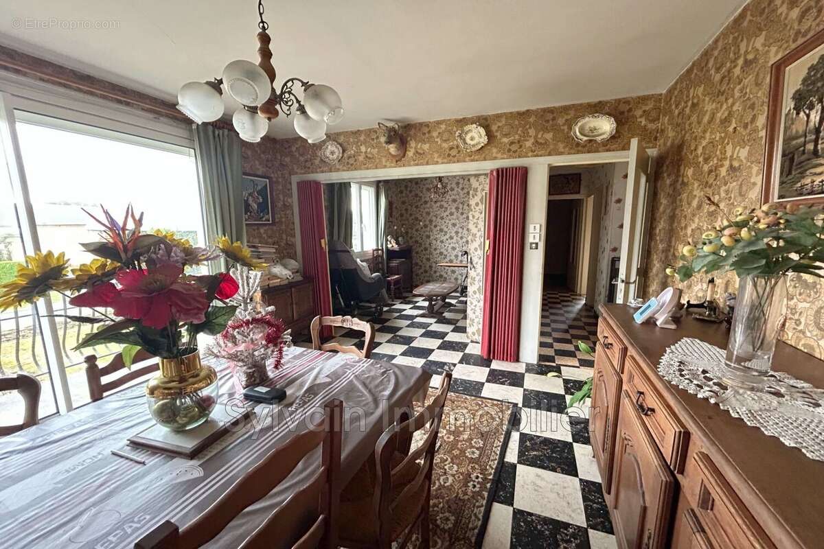 Maison à MOLIENS