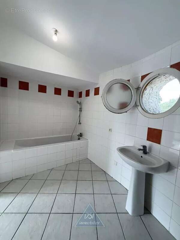 Maison à SAINT-ETIENNE-SUR-CHALARONNE