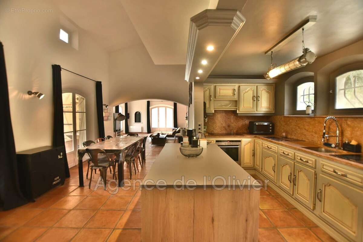 Maison à CHATEAUNEUF-GRASSE