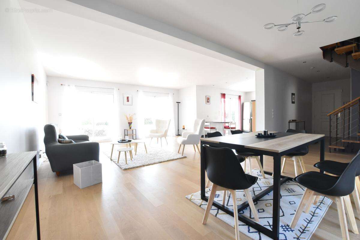 Grande maison familiale avec piscine '- idéale installation rapide cadres mutés - A 20 min de Lyon via A450 - DPE : B - photo 2